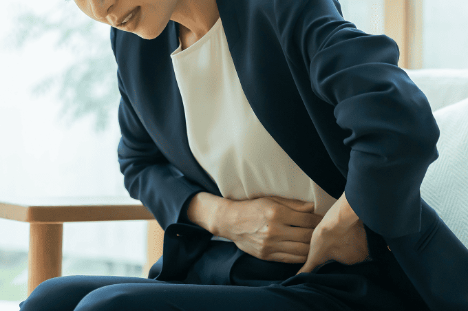 お腹をおさえる様子