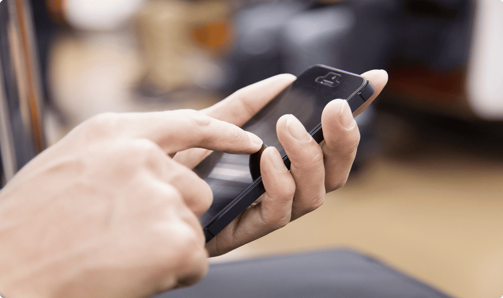 スマートフォンを操作する様子